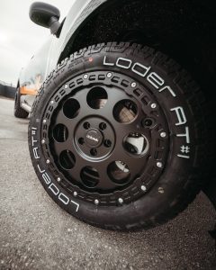 Nahaufnahme der Klassik_B RUGGED Offroad-Felgen und Reifen des neuen MINI Countryman, designed für extreme Bedingungen.
