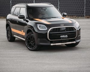 Der neue MINI Countryman mit Offroad-Umbau von X-raid und delta4x4 auf einer Schotterpiste, ausgestattet mit Höherlegung und robusten Geländereifen.